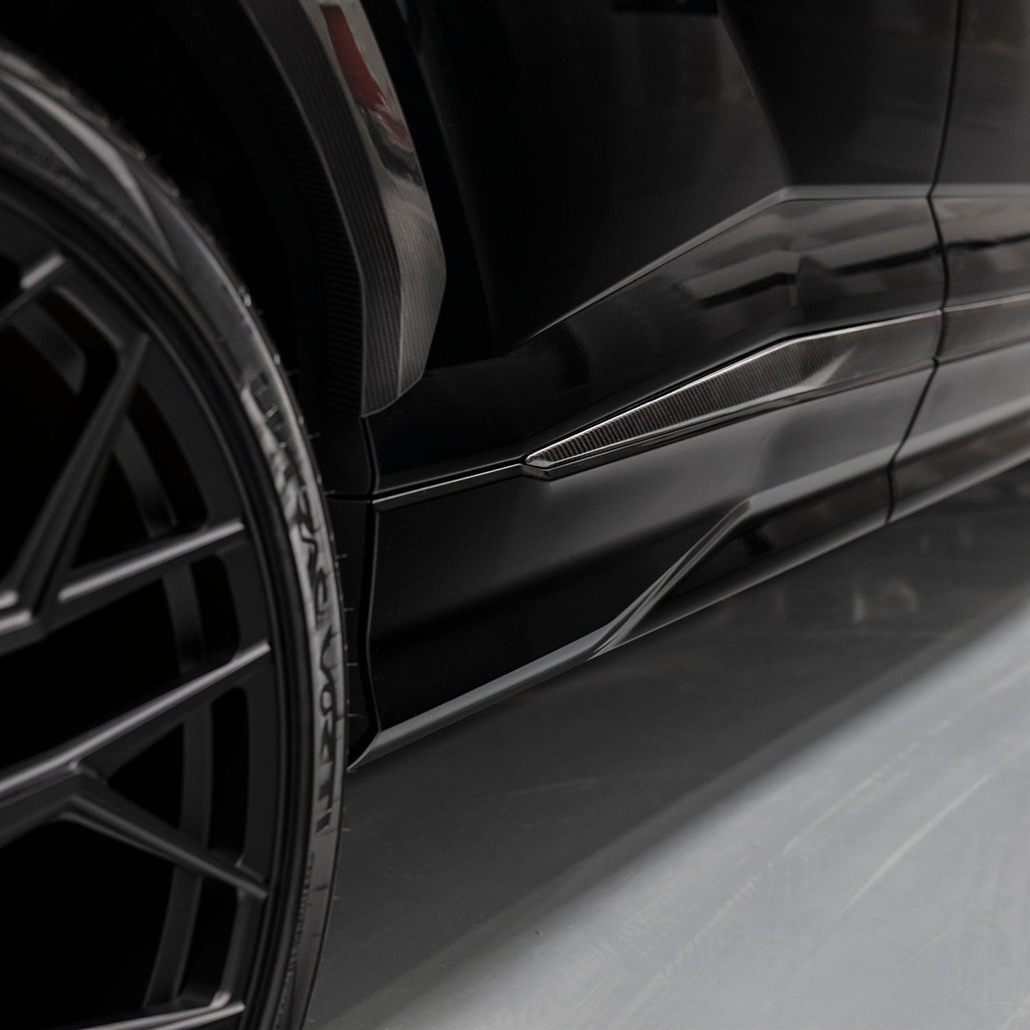 Añadido de taloneras en carbono para Lamborghini Urus - Urban Design